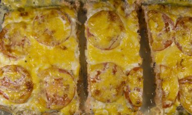 Peynir ve domates ile pişmiş balık.