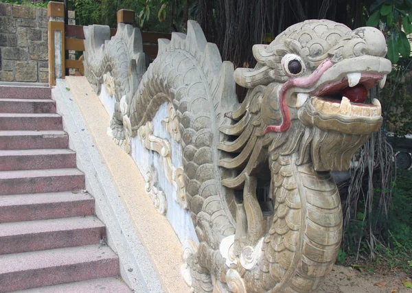 Un escalier avec un dragon — Photo