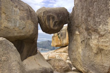 Sahilde büyük taşlar