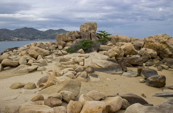 Piedras grandes en la orilla del mar — Foto de Stock