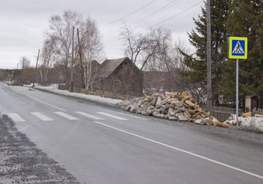 yolda doğranmış ahşap