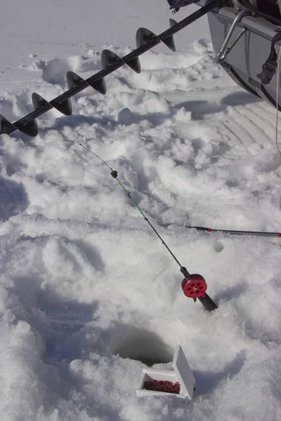 Pomos uma vara de pesca da pesca de inverno com a isca — Fotografia de Stock