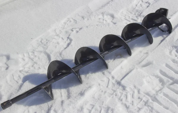 Motoros fúró a hóban — Stock Fotó