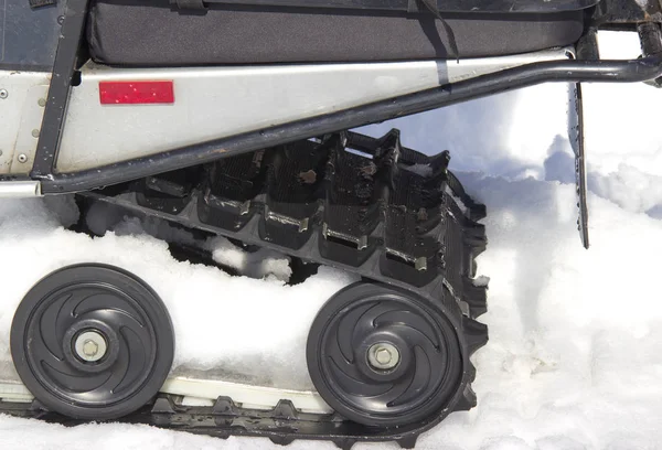 Los rodillos de la moto de nieve sobre la nieve — Foto de Stock