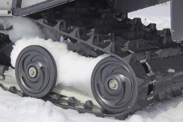 Los rodillos de la moto de nieve sobre la nieve — Foto de Stock