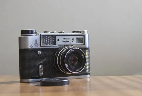 Câmera de filme velho na mesa — Fotografia de Stock