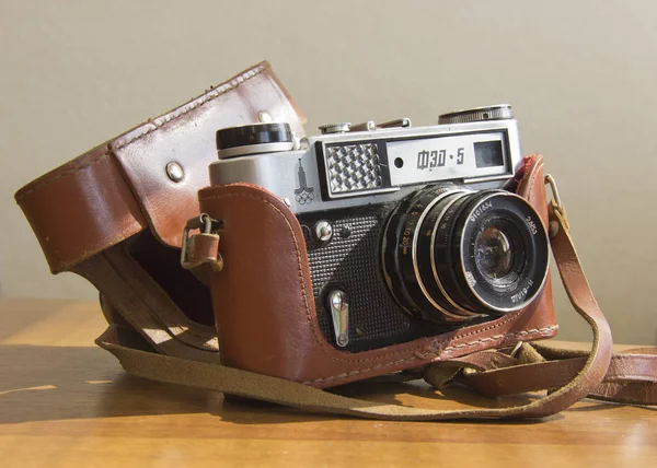 Câmera de filme velho na mesa — Fotografia de Stock