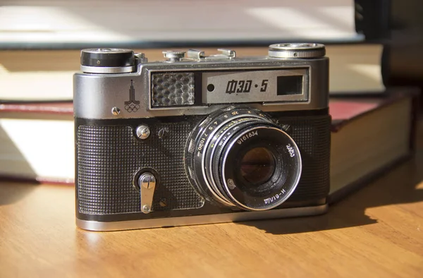 Old film camera on the table — Stock Photo, Image