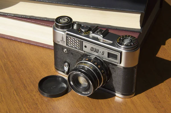 Câmera de filme velho na mesa — Fotografia de Stock