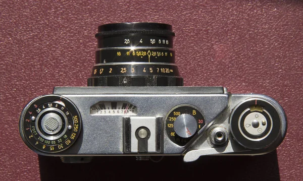 Старая кинокамера на столе — стоковое фото