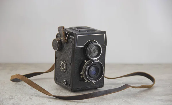 Câmera vintage com alça na mesa — Fotografia de Stock