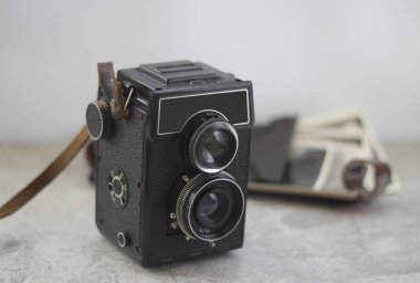 Masanın üzerinde eski bir kamera var.. 