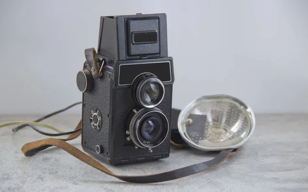 Vintage camera and flash on the table — Stock Photo, Image