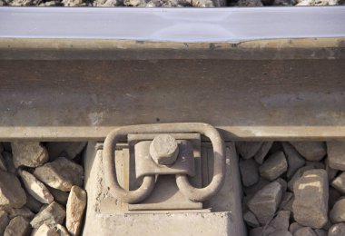 demiryolu raylarının uyuyanlara sabitlemi