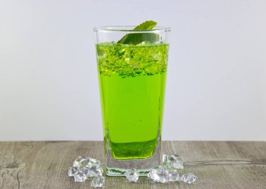 Sağlıklı bir yaşam tarzı korumak için besleyici estragon içecek bir bardak. İçecek buz eklendi.