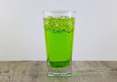 Sağlıklı bir yaşam tarzı korumak için besleyici estragon içecek bir bardak. İçecek buz eklendi.