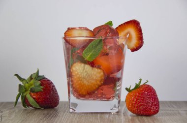 Taze çilek ilavesi ile çilek suyu jöle. İçecek buz eklendi.