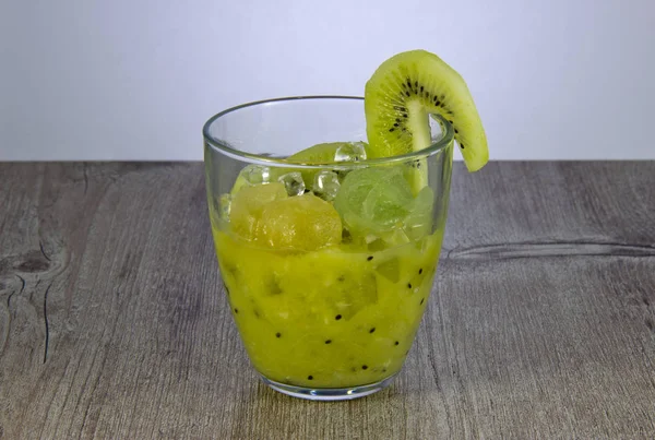 Suco de kiwi fresco para perda de peso e manutenção de um estilo de vida saudável. Foram adicionados à bebida gelo . — Fotografia de Stock