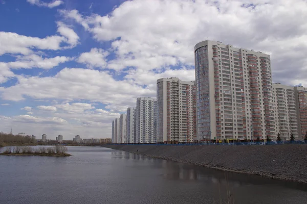 Россия, Красноярск, апрель 2019 года: высокие многоэтажные жилые дома на берегу реки — стоковое фото