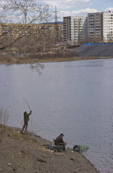 Rusia, Krasnoyarsk, abril 2019: pescadores en el río en la ciudad — Foto de Stock