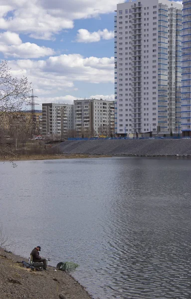 Rusia, Krasnoyarsk, abril de 2019: pescadores en el río en la ciudad. Los peces no muerden, el pescador se queda dormido. . — Foto de Stock