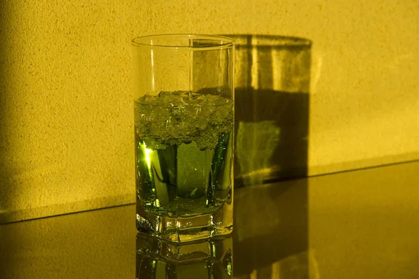 햇빛에 타라곤 한 잔 — 스톡 사진