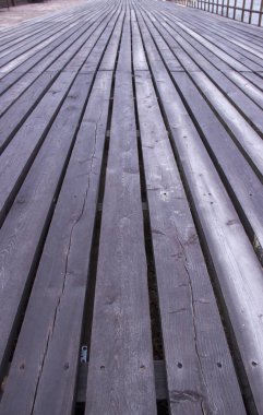 nehir Bankası üzerinde uzun ahşap platform