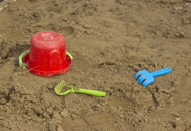 kum havuzunda terk edilmiş çocuk oyuncakları