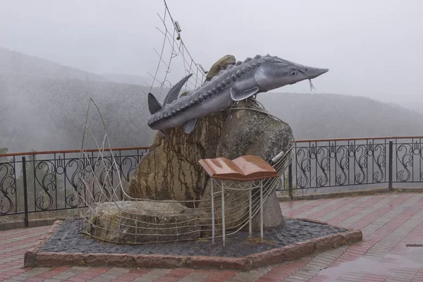 Russie, région de Krasnoïarsk, village Ovsyanka, avril 2019 : monument au livre de Victor Astafiev King-fish . — Photo