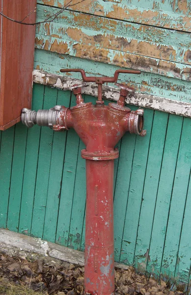 木墙附近的旧消防栓 — 图库照片