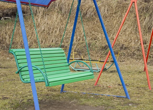 Tom gungor på lekplatsen — Stockfoto