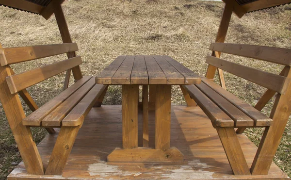 Mesa de madera y asientos en la terraza de verano — Foto de Stock