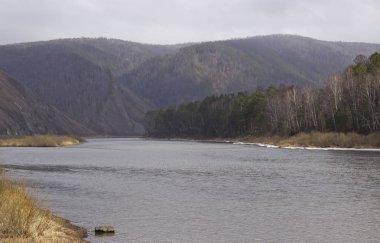 erken ilkbaharda Sibirya nehrinin tepelik kıyıları