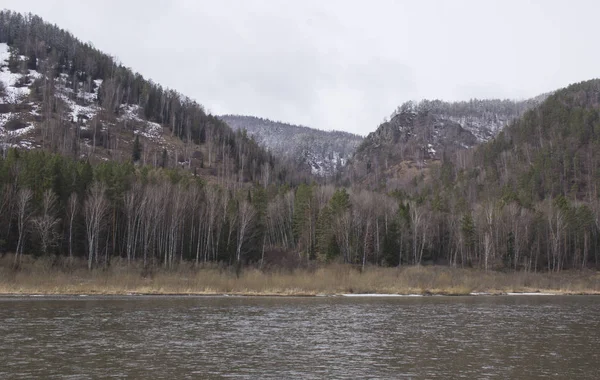 Hilly coast of the Siberian river in early spring — Stock Photo, Image