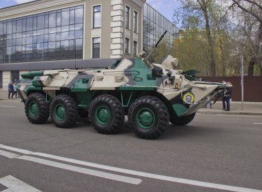 Rusya, Krasnoyarsk, Mayıs 2019: sokaklarda askeri teçhizat örnekleri