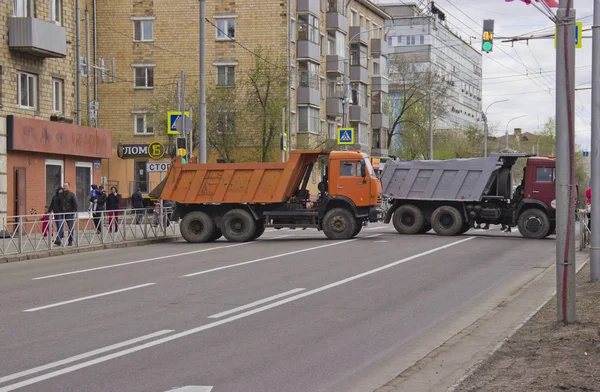Rusia, Krasnoyarsk, mayo 2019: la calle está bloqueada por camiones — Foto de Stock