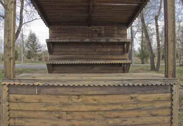 Houten winkel met planken voor goederen — Stockfoto