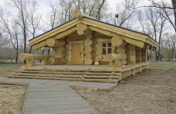 Favolosa casa in legno fatta di grandi tronchi — Foto Stock