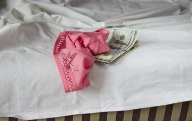Para için aşk fuhuşdur. Buruşuk yatak, iç çamaşırı ve para seks için ödeme olarak.