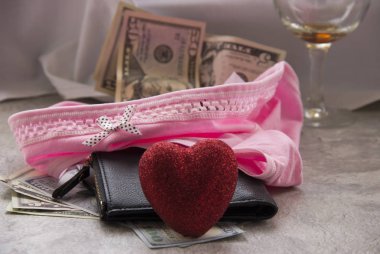 Para için aşk fuhuşdur. Buruşuk bir çarşaf, bir kadeh şarap ve iç çamaşırındaki para seks ücretleri..