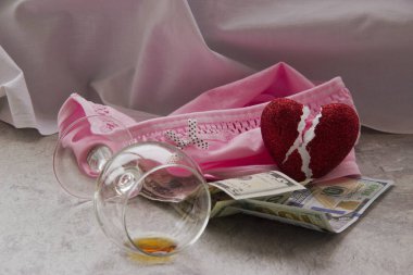 Para için aşk fuhuşdur. Buruşuk bir çarşaf, bir kadeh şarap ve iç çamaşırındaki para seks ücretleri..