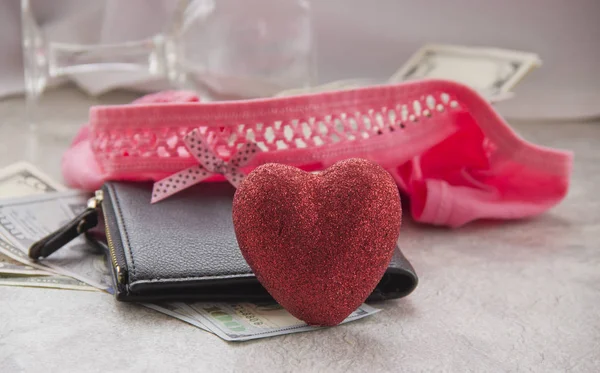 Para için aşk fuhuşdur. Buruşuk bir çarşaf, bir kadeh şarap ve iç çamaşırındaki para seks ücretleri..