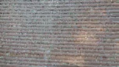 su taş duvardan aşağı akar