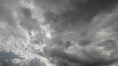 bulutlar gökyüzünde hızlı hareket