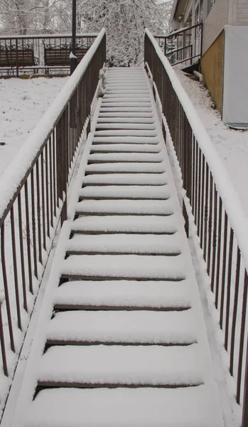 De repente hubo una gran nevada. Nieve cubrió las escaleras . — Foto de Stock