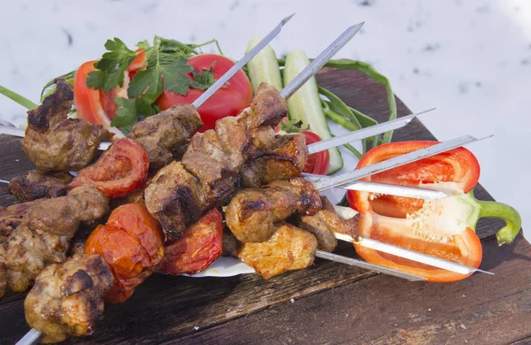 Carne su spiedini fritta alla griglia — Foto Stock