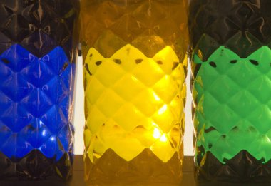 Renkli plastik şişelerden güneş ışınları.