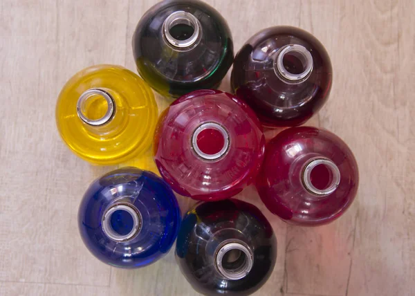 Farklı renklerde sıvı ile dolu plastik şişeler. — Stok fotoğraf