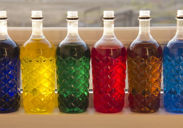 Οι ακτίνες του ήλιου μέσα από χρωματιστά πλαστικά μπουκάλια. — Φωτογραφία Αρχείου