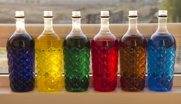 Солнечные лучи через цветные пластиковые бутылки . — стоковое фото